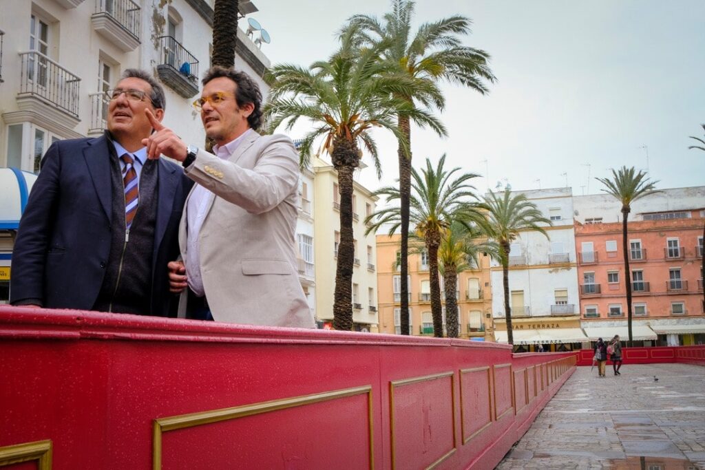 La Fundación Cajasol posibilita la instalación de los palcos en la plaza de San Juan de Dios y la restauración de las campanas de La Palma en Cádiz