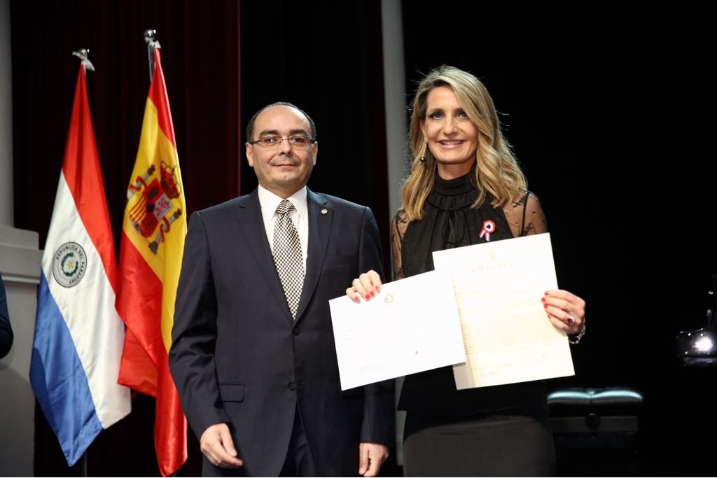 Isabel Sáenz de la Fuente recibe su acreditación como cónsul honoraria del Paraguay en Sevilla