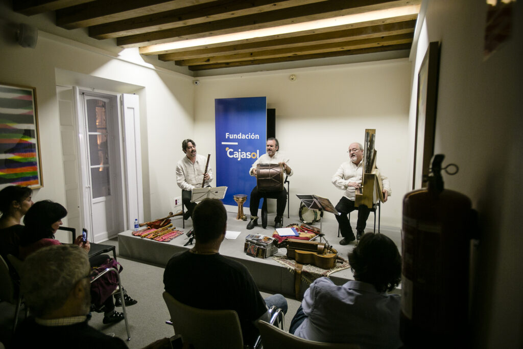 La personal filosofía de 'Artefactum' y su música medieval encandilan al público en las sedes de la Fundación Cajasol en Cádiz y Córdoba
