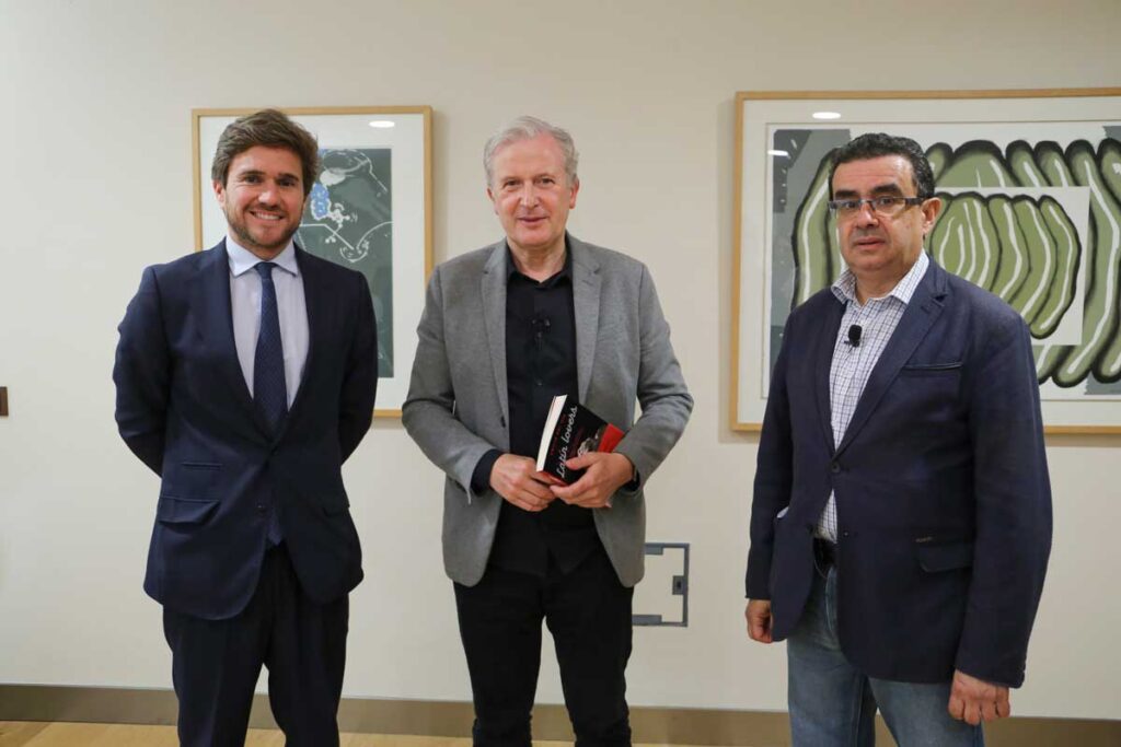 Emilio del Río reflexiona sobre el latín en el Aula de Cultura ABC de Sevilla