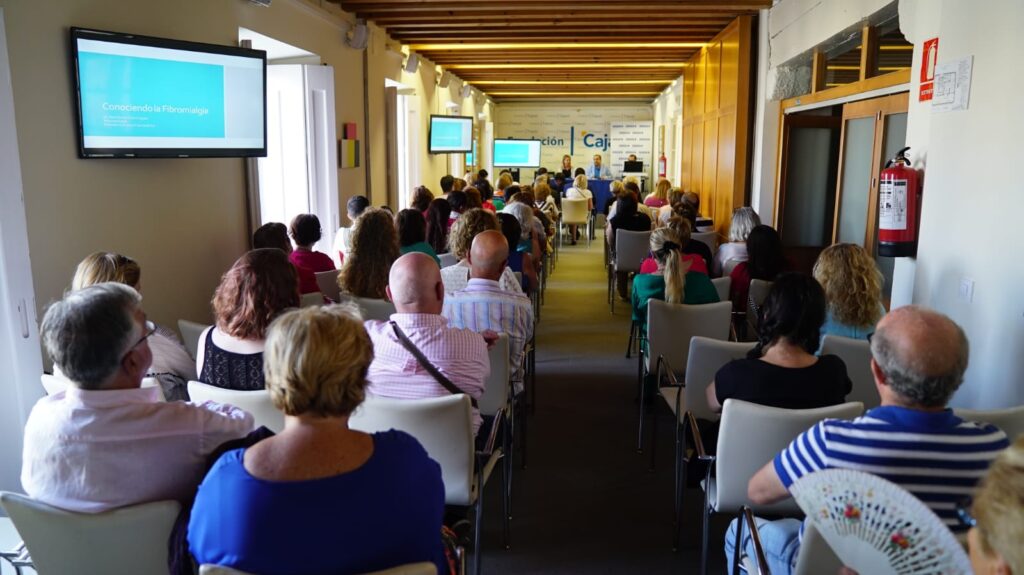 La sala de la sede de la Fundación Cajasol en Cádiz, llena para escuchar las reflexiones sobre la fibromialgia