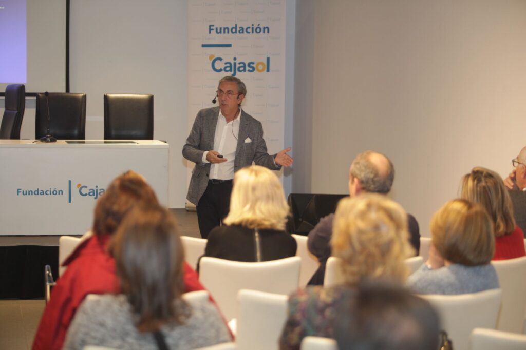 El Aula de Salud de la Fundación Cajasol y el Colegio de Médicos de Córdoba centra el debate en el consumo de alcohol entre los jóvenes