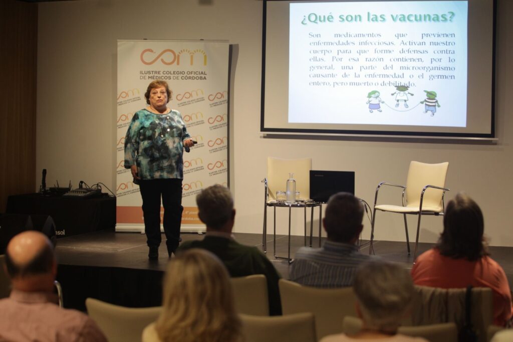 El Aula de Salud de la Fundación Cajasol y el Colegio Oficial de Médicos de Córdoba aborda el tema de la vacunación infantil