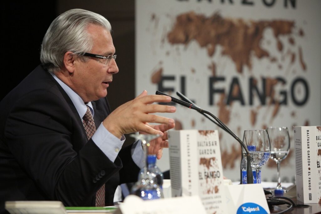 Baltasar Garzón presenta ‘El Fango’ en la sede de la Fundación Cajasol
