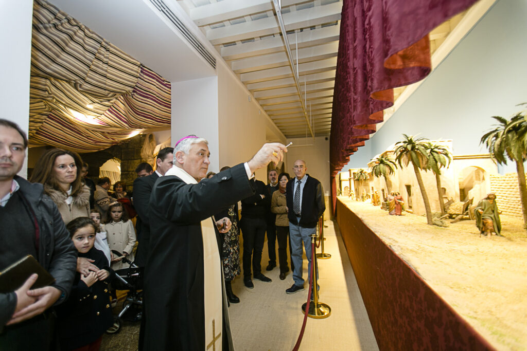 El obispo de Cádiz y Ceuta, monseñor Rafael Zornoza Boy, bendice el Belén de la Fundación Cajasol