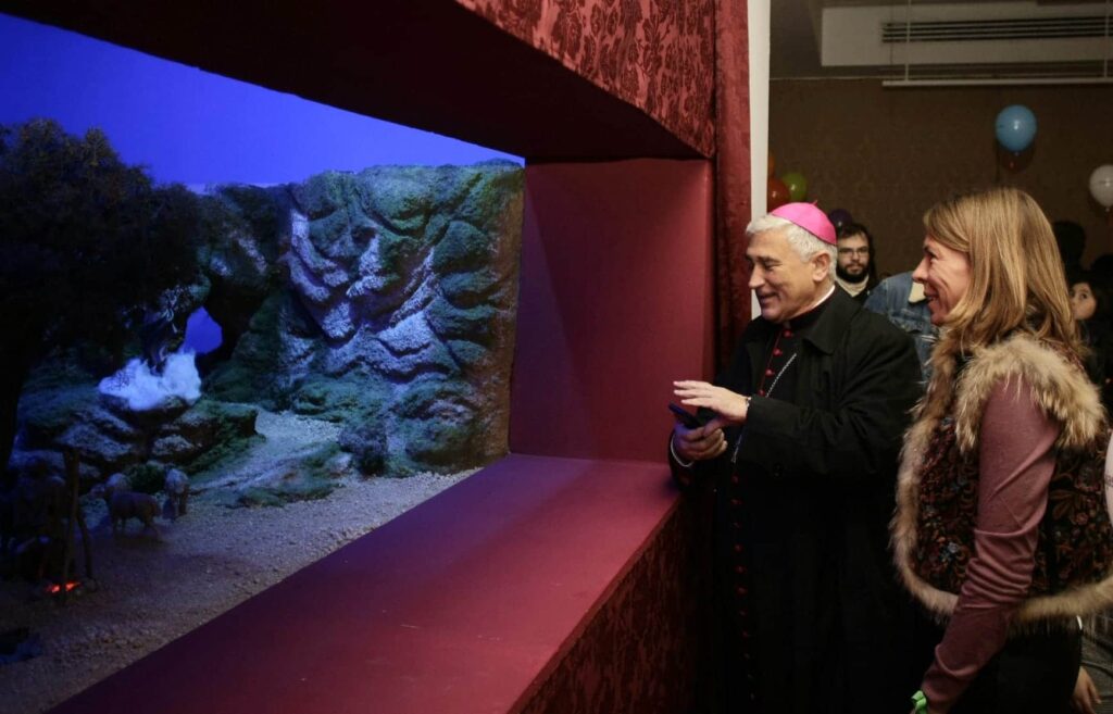 El obispo de Cádiz y Ceuta, monseñor Rafael Zornoza Boy, bendice el Belén 2019 de la Fundación Cajasol