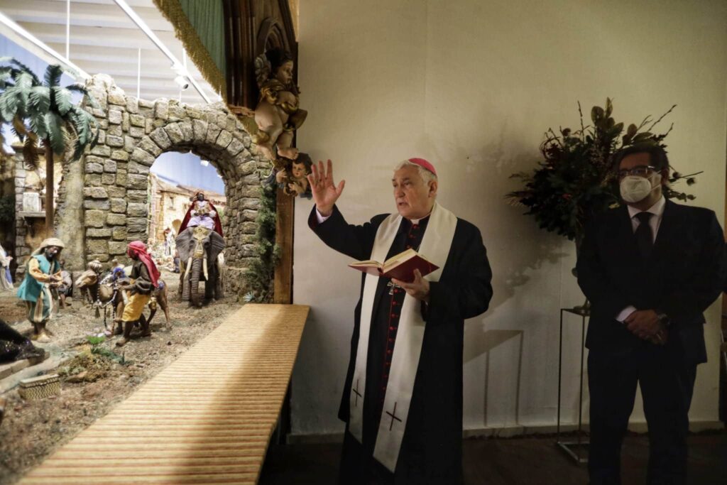 El obispo Zornoza Boy, bendiciendo el Belén de la Fundación Cajasol en Cádiz