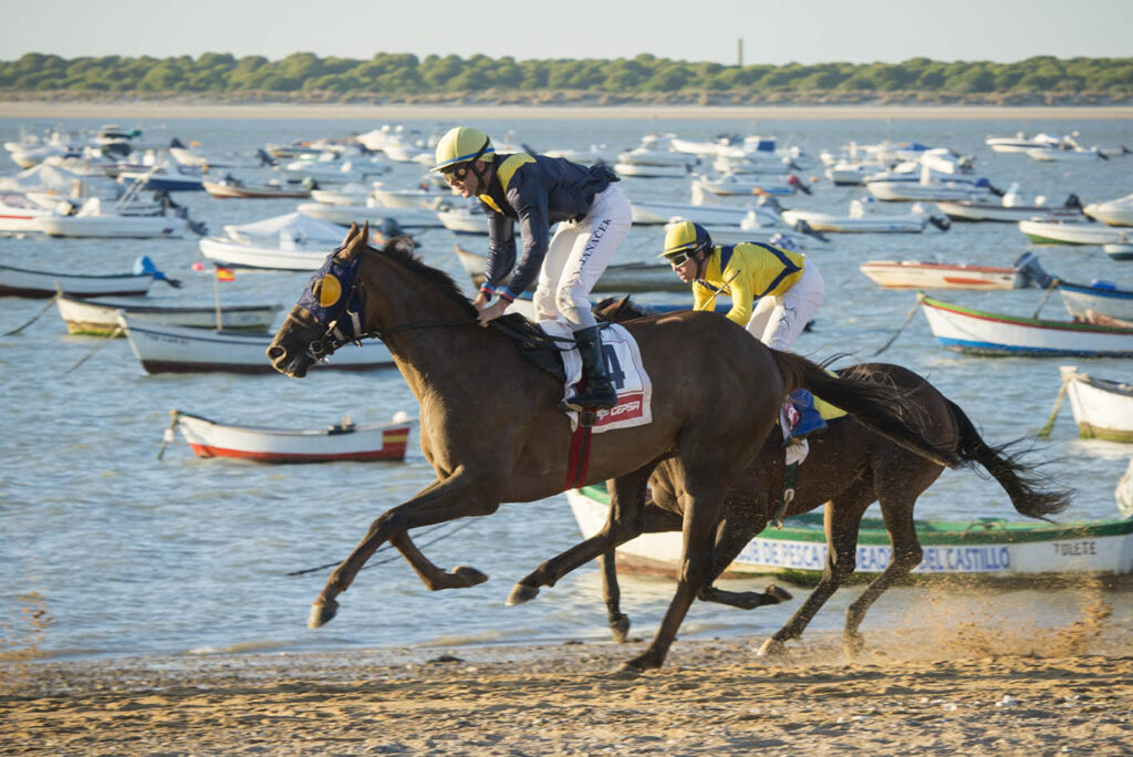 La Fundación Cajasol respalda las Carreras de Caballos en las playas de Sanlúcar, acontecimiento de interés turístico internacional