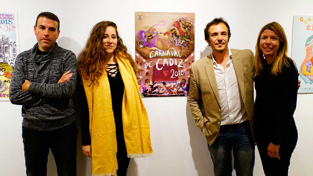 El alcalde de Cádiz, José María González, junto a la delegada de la Fundación Cajasol en Cádiz, María del Mar Díez, y los finalistas del concurso de carteles del Carnaval de Cádiz 2018