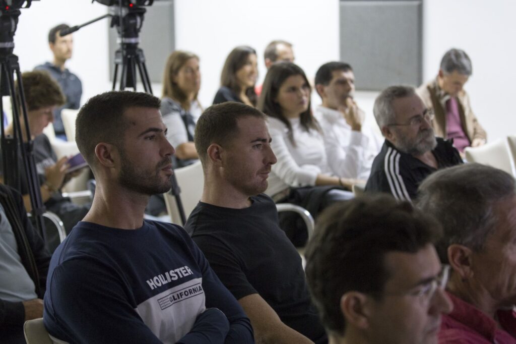 El público, atento a las palabras de Emilio Martín, durante su charla deportivo en la Fundación Cajasol