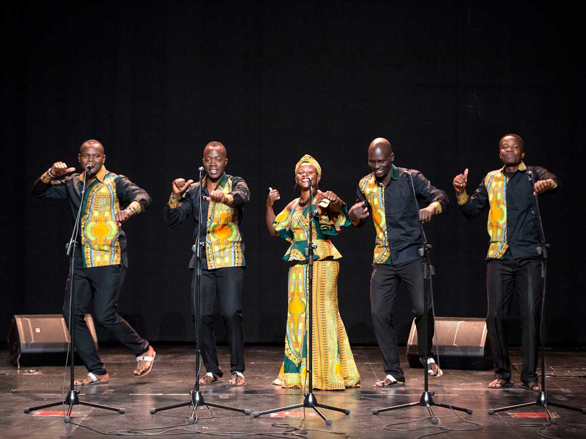 El quinteto Aba Taano sobre el escenario del teatro de la Fundación Cajasol en Sevilla