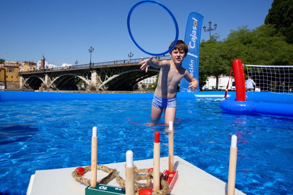 Intensa jornada repleta de diversión y deportes acuáticos en el Muelle de la Sal de la mano del Club Natación Sevilla