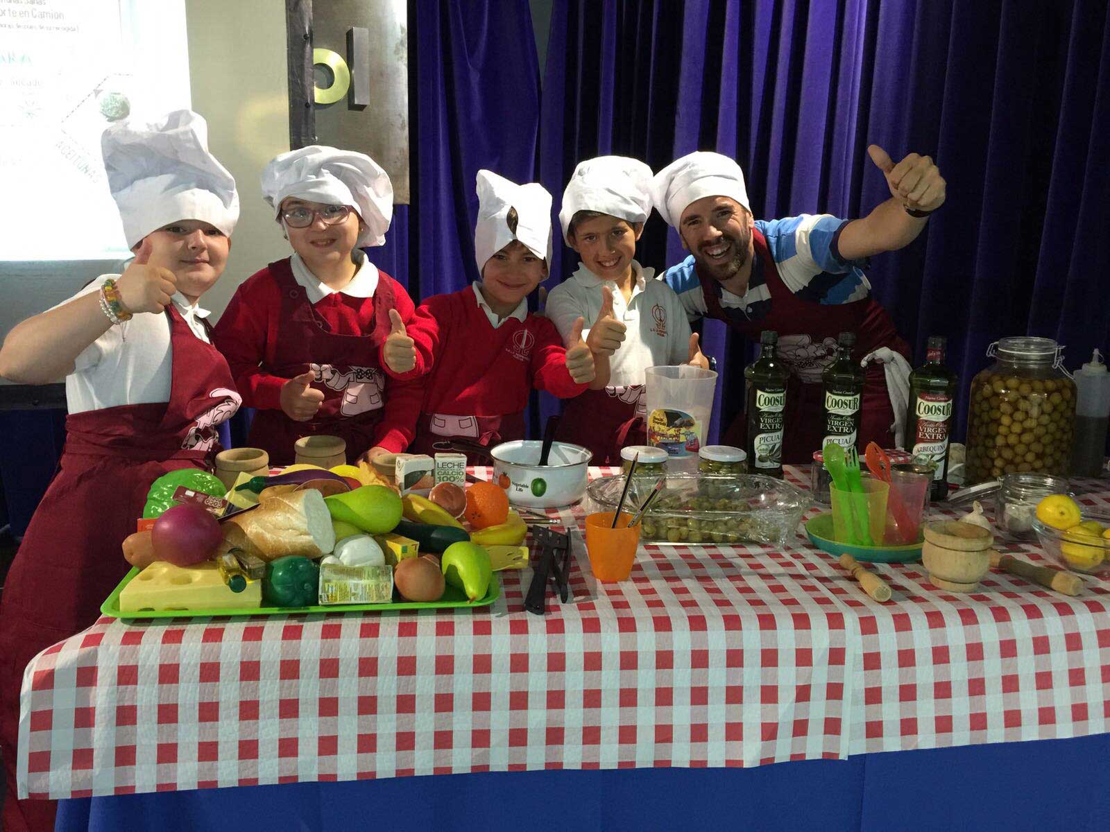 Alumnos del colegio La Hispanidad, durante el taller de 'Nutrioleo' en la Fundación Cajasol (Huelva)