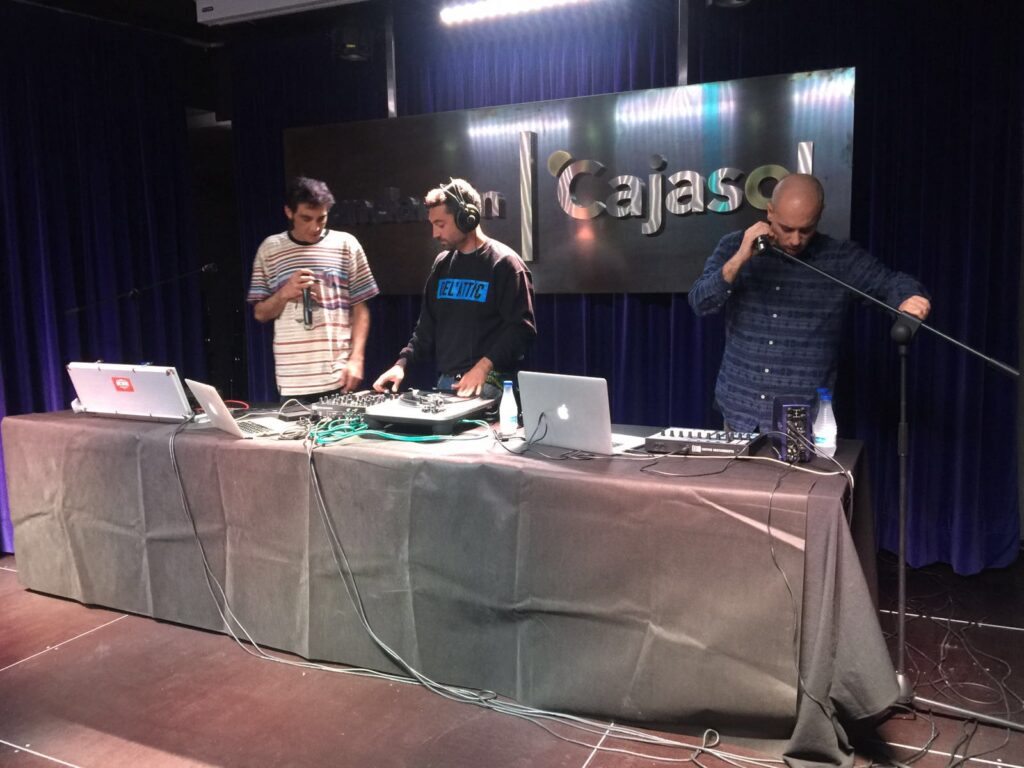 El grupo Del’Attic actúa en directo en la sede de la Fundación Cajasol en Huelva