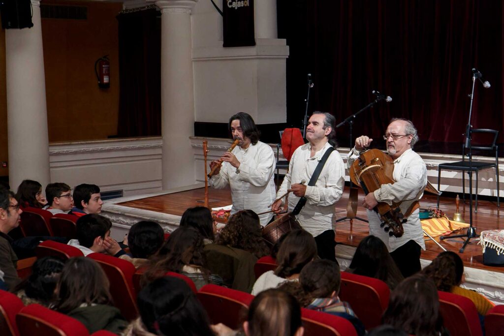 Escolares aprenden detalles de la música medieval con el concierto didáctico de Artefactum