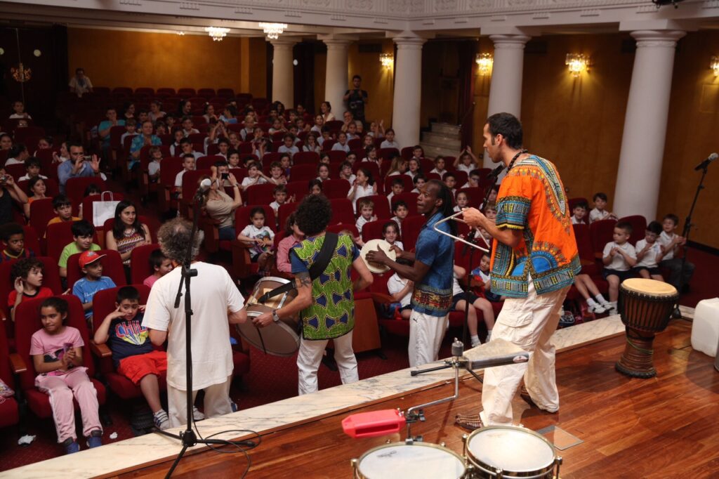 Los alumnos se aproximan a distintas culturas del mundo con el concierto didáctico ‘El mundo de la percusión’