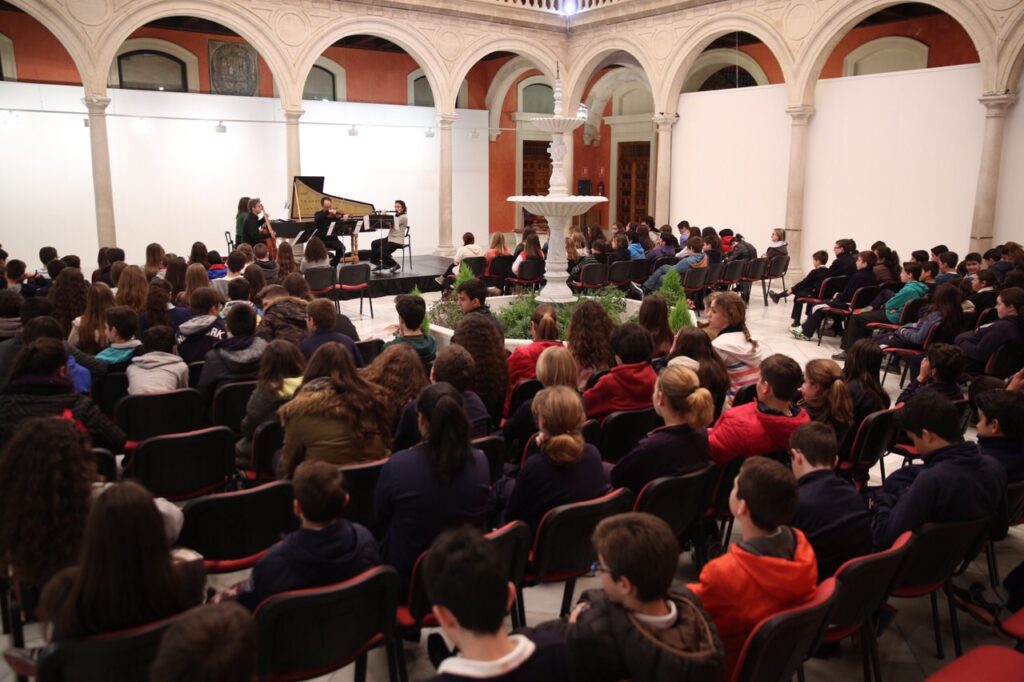 La Orquesta Barroca de Sevilla 'regresa al pasado' para acercar la música antigua a alumnos de primaria en la Fundación Cajasol