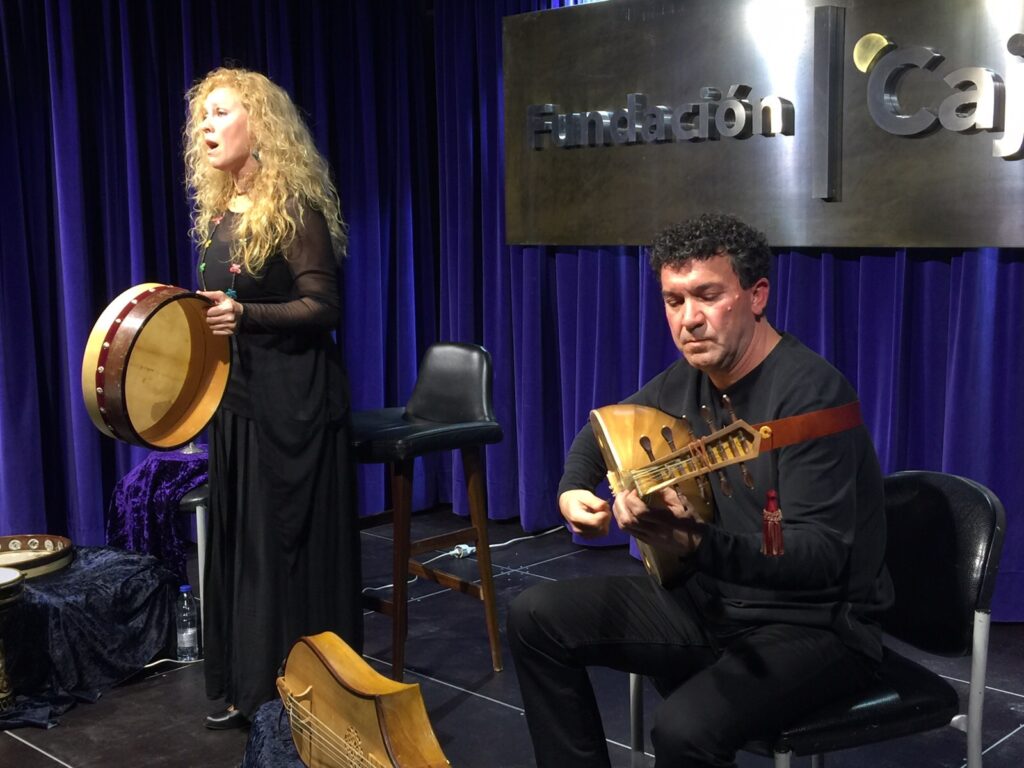 El dúo Axabeba ofrece un concierto de música sefardí en el salón de actos de la Fundación Cajasol en Huelva