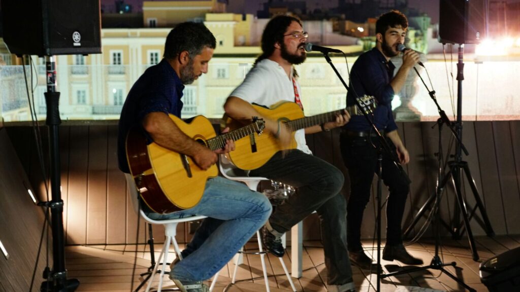 La voz personal y cálida de Fernando Lobo cierra la música en directo de los ‘Jueves en la Azotea’ de la Fundación Cajasol en Cádiz