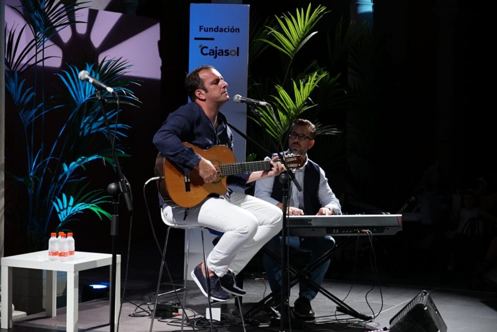 Javi Moya, durante su concierto en las Noches de Verano Cajasol en Sevilla