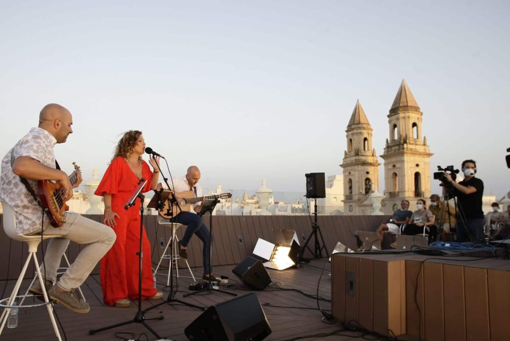 La energía de Laura Marchena suaviza el levante en las ‘Noches en la Azotea’ de la Fundación Cajasol en Cádiz