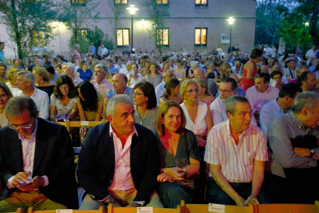 El público llenó los Jardines de la Residencia de Estudiantes de Madrid para presenciar el concierto de Manuel Lombo