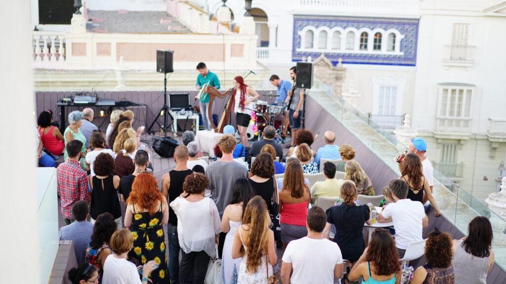 ‘Los Jueves en la Azotea’, música en directo en la sede de la Fundación Cajasol en Cádiz