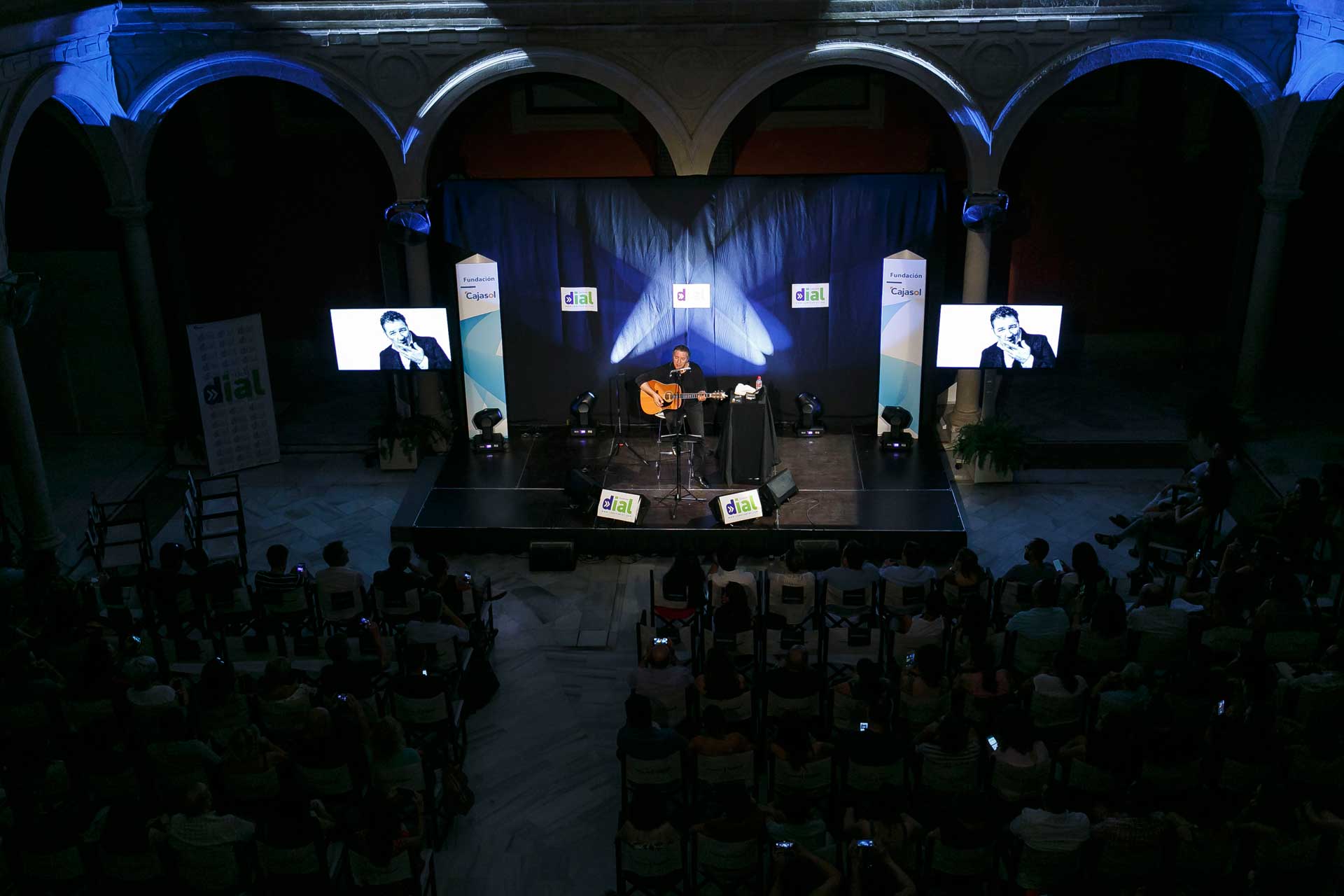 Carlos Goñi, interpretando uno de sus temas con Revolver en el patio de la Fundación Cajasol