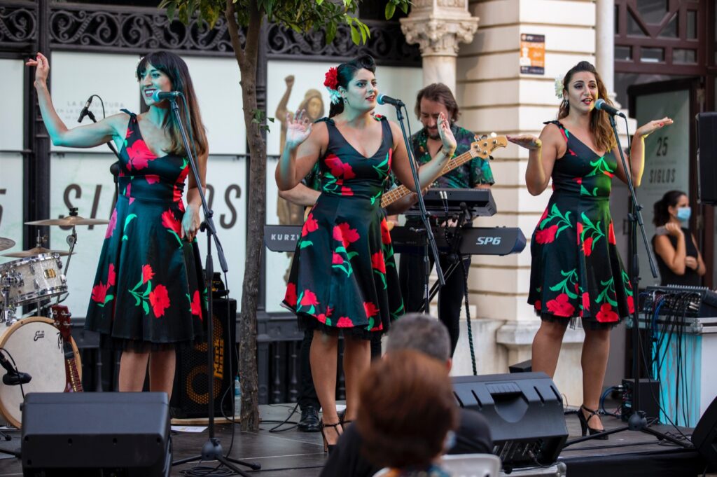 Litta Wheel, Laura Serrano, Elita Falcon, The Donelles, sobre el escenario de Los Jueves en la Calle en Huelva