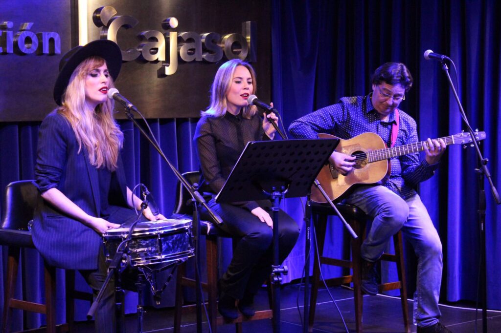 Undo Trois revisa los clásicos del pop y del rock desde su peculiar propuesta en ‘Los Jueves en la Cuarta’ de la Fundación Cajasol en Huelva