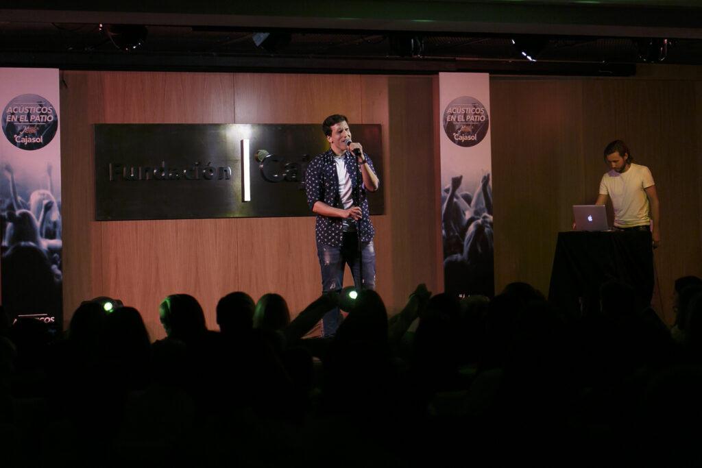Xuso Jones pone el colofón al ciclo de conciertos ‘Acústicos en el Patio’ de la Fundación Cajasol