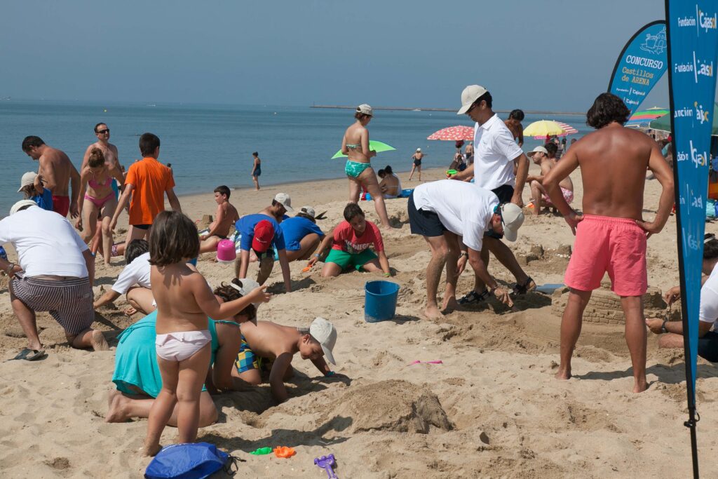 La Fundación Cajasol pone en marcha la IV Edición de su Concurso Familiar de Castillos de Arena en las playas de Cádiz