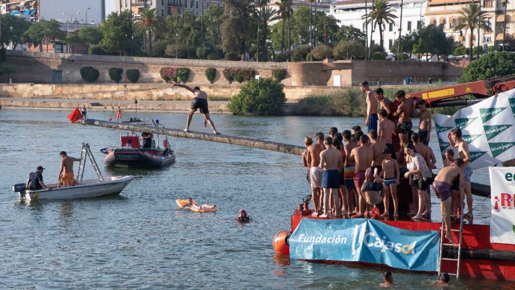 Velá de Santa Ana 2019: Espectaculares saltos en el tradicional concurso de la Cucaña