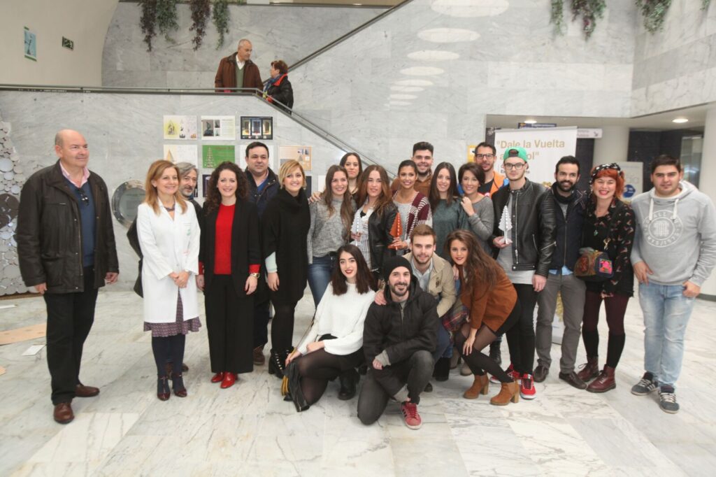 Esta Navidad los alumnos de la Escuela de Arte Mateo Inurria de Córdoba ‘le dan una vuelta al árbol’