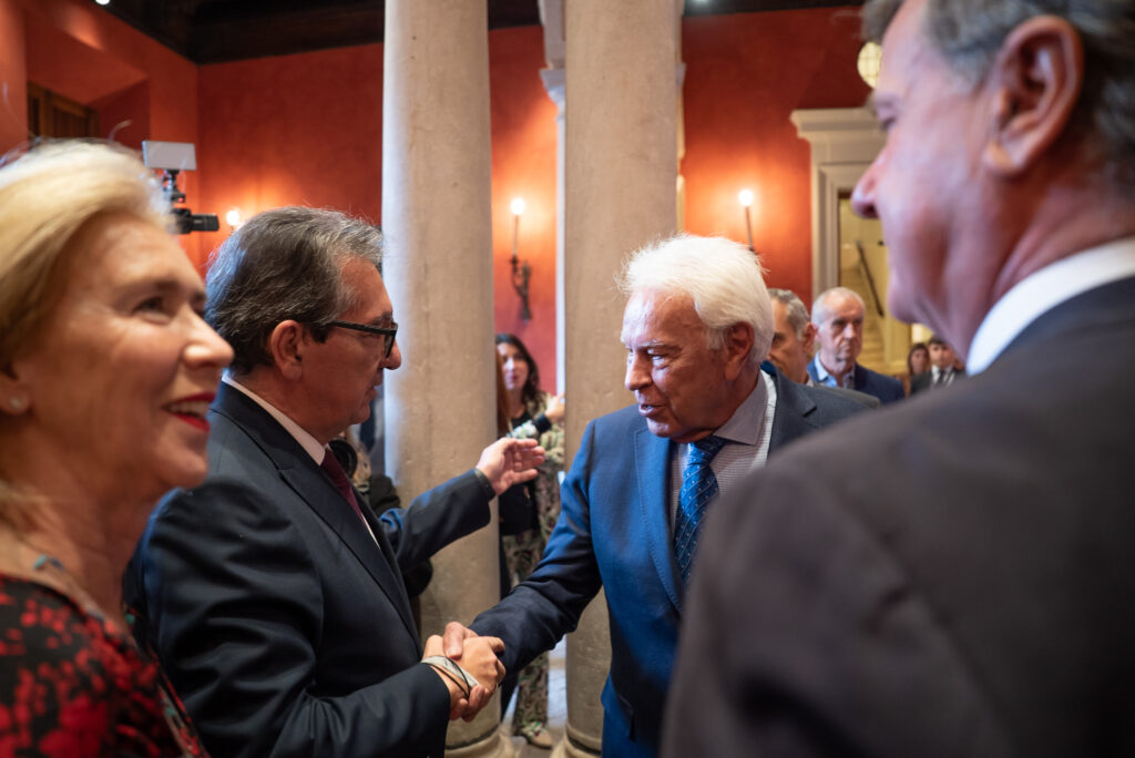 Antonio Pulido y Felipe González en el homenaje a Cayetana de Alba