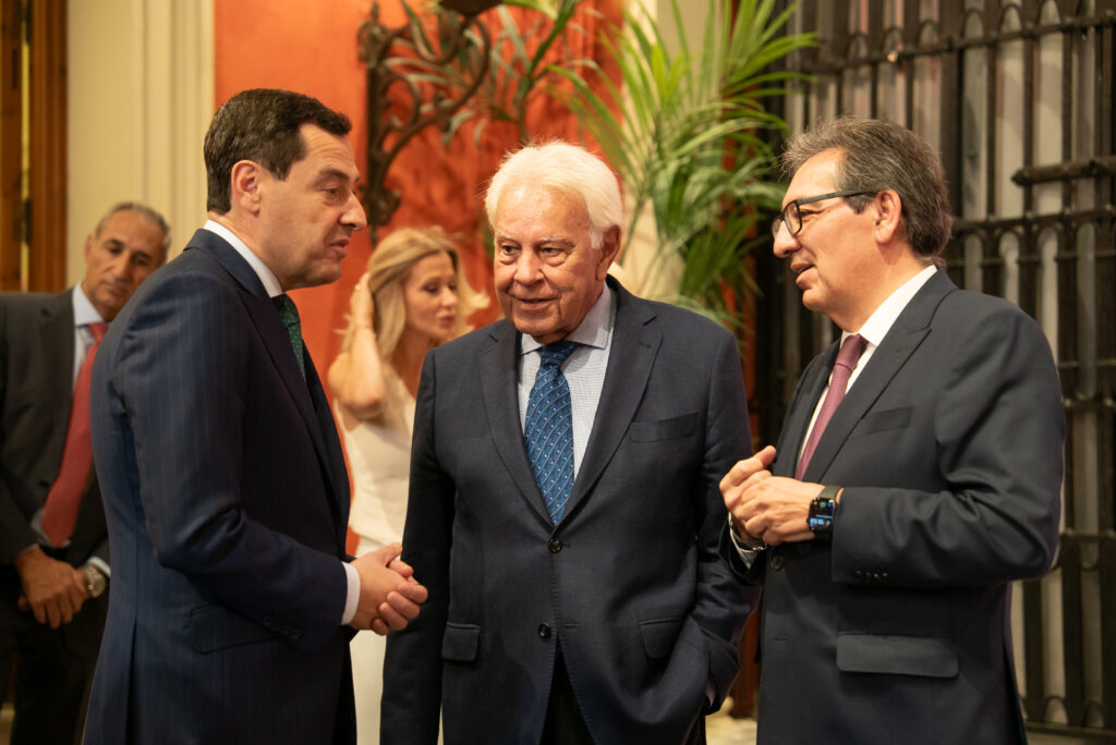 Antonio Pulido en el homenaje a Cayetana de Alba con Felipe González y Juanma Moreno