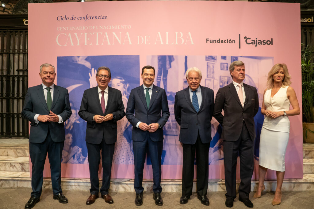 Felipe González y Juanma Moreno: homenaje a Cayetana de Alba en la Fundación Cajasol