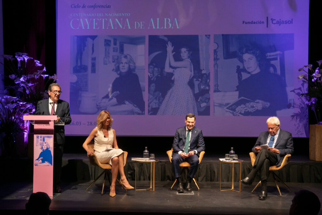 Antonio Pulido en el homenaje a Cayetana de Alba con Felipe González y Juanma Moreno