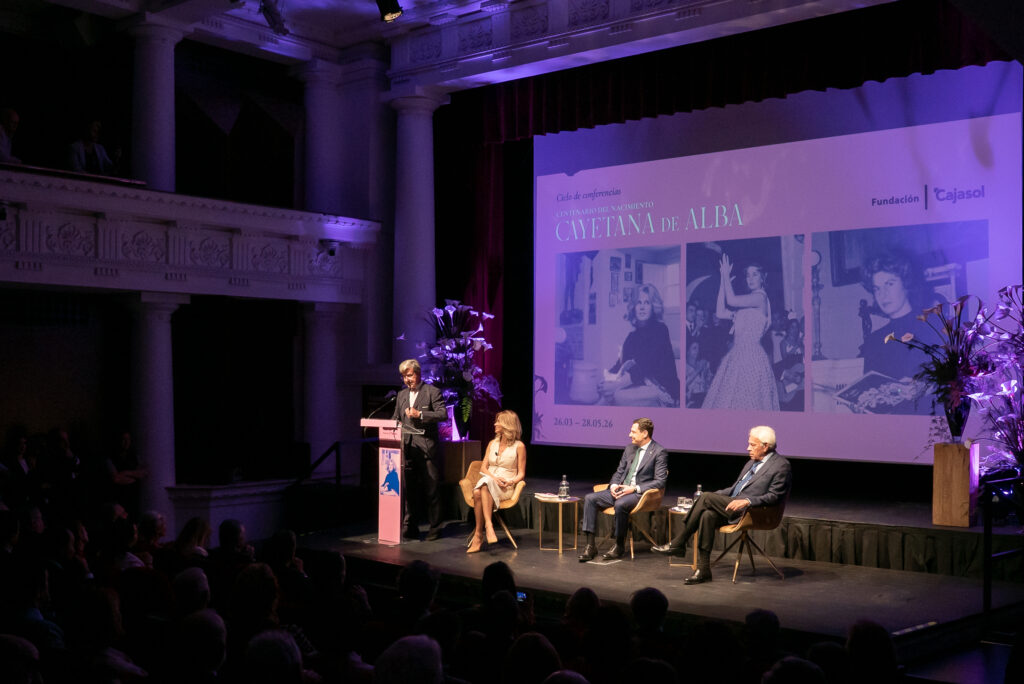 Felipe González y Juanma Moreno: homenaje a Cayetana de Alba en la Fundación Cajasol