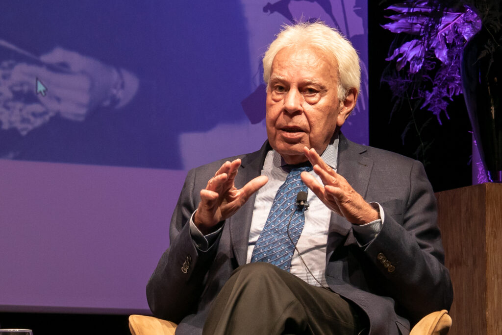 Felipe González y Juanma Moreno: homenaje a Cayetana de Alba en la Fundación Cajasol