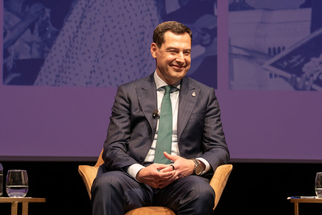 Felipe González y Juanma Moreno: homenaje a Cayetana de Alba en la Fundación Cajasol