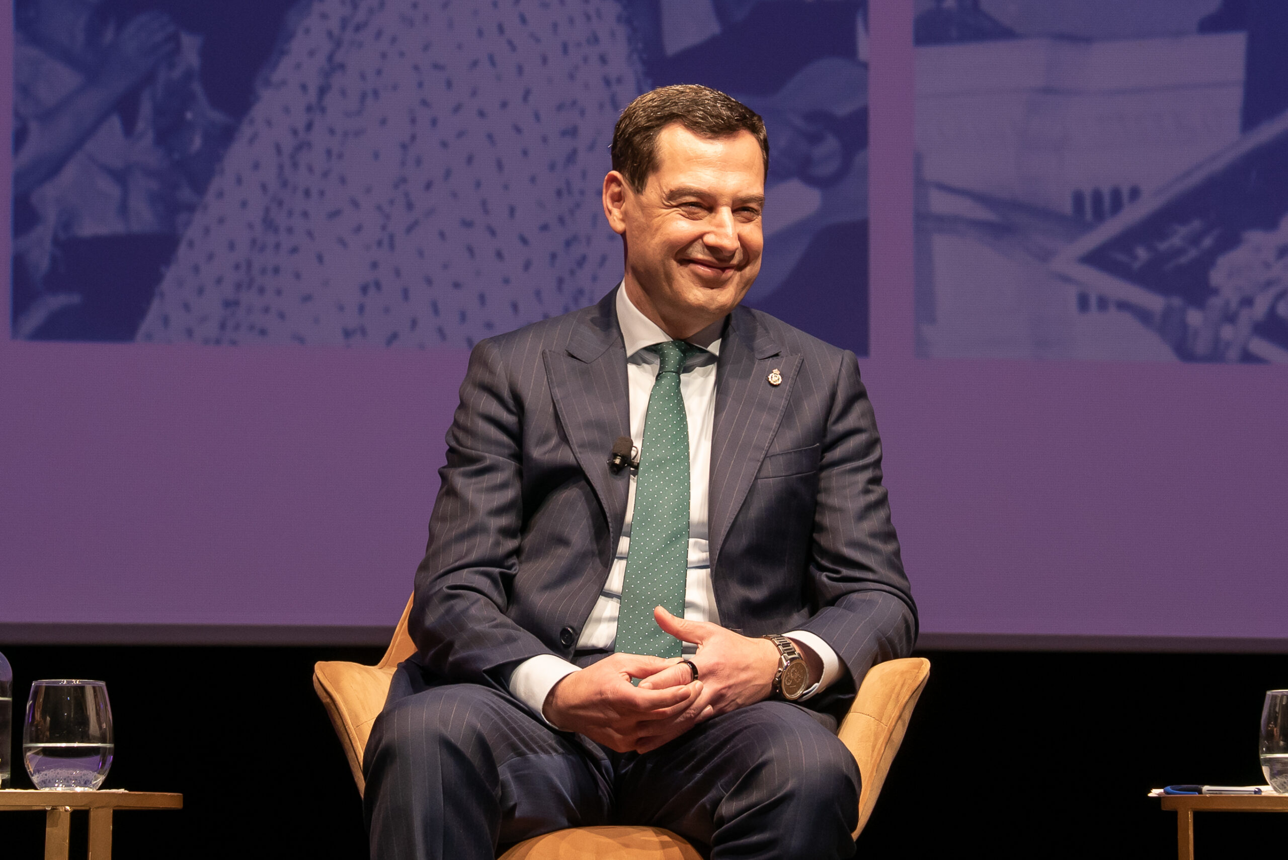 Felipe González y Juanma Moreno: homenaje a Cayetana de Alba en la Fundación Cajasol