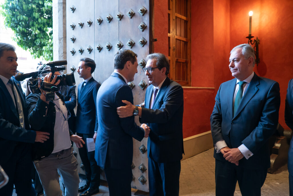 Antonio Pulido y Juanma Moreno en el homenaje a Cayetana de Alba