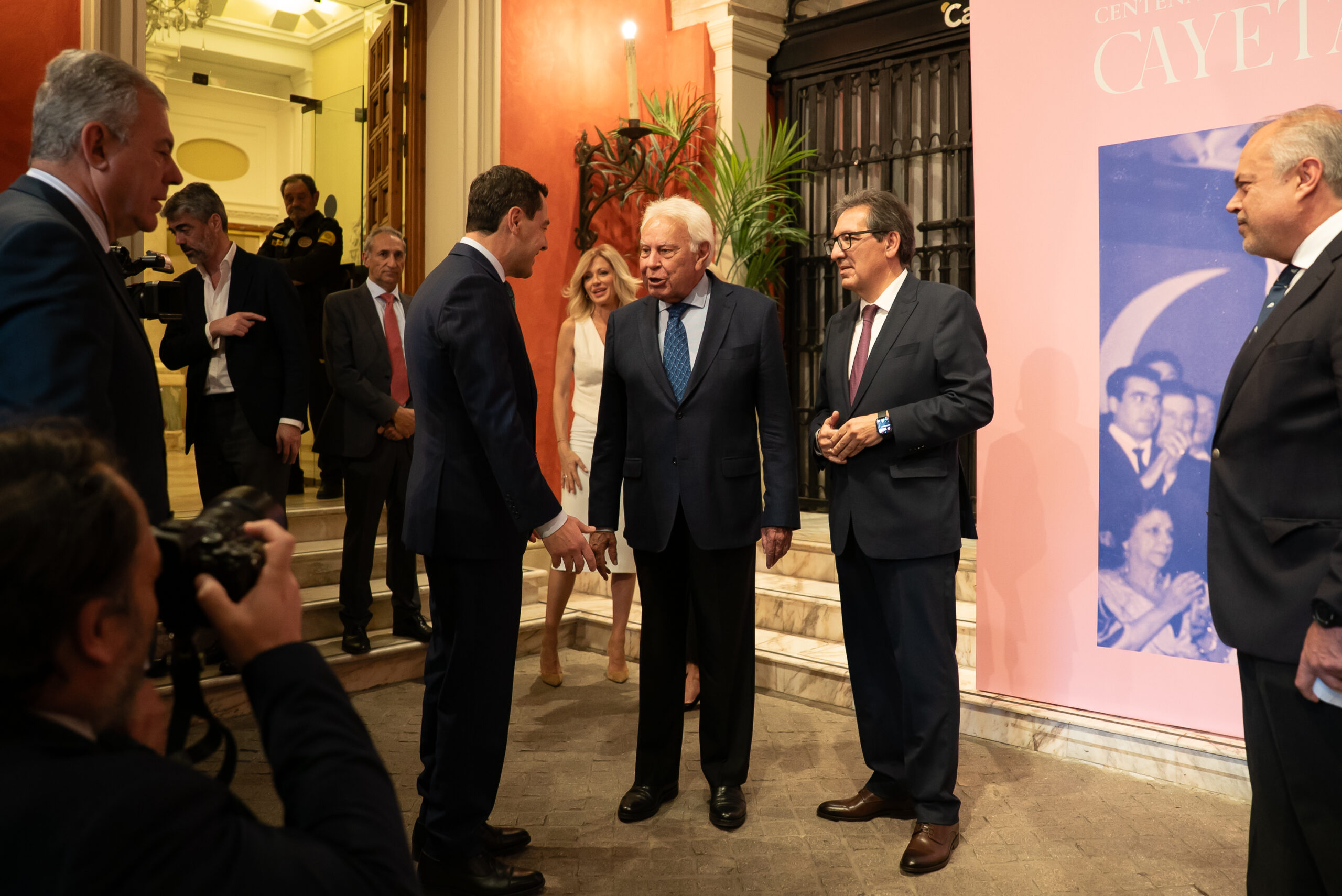 Antonio Pulido en el homenaje a Cayetana de Alba con Felipe González y Juanma Moreno