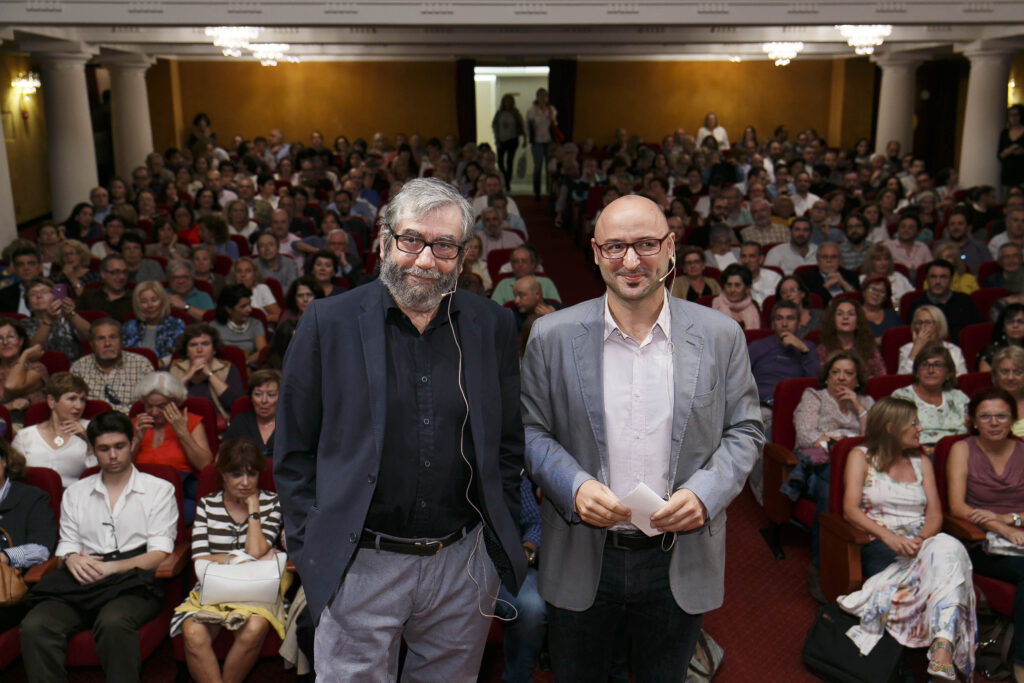 Rotundo éxito de Antonio Muñoz Molina con su conferencia ‘Aprendiendo a escribir novelas’ en la Fundación Cajasol