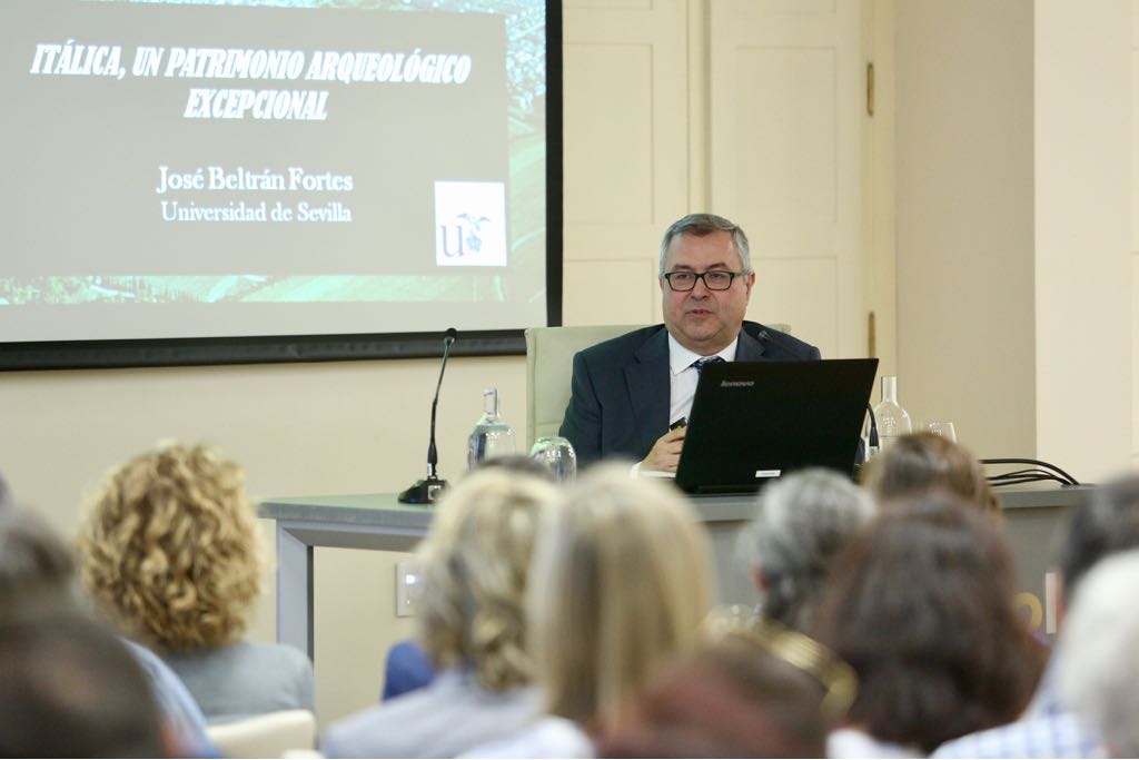 José Beltrán, durante su conferencia en la Fundación Cajasol