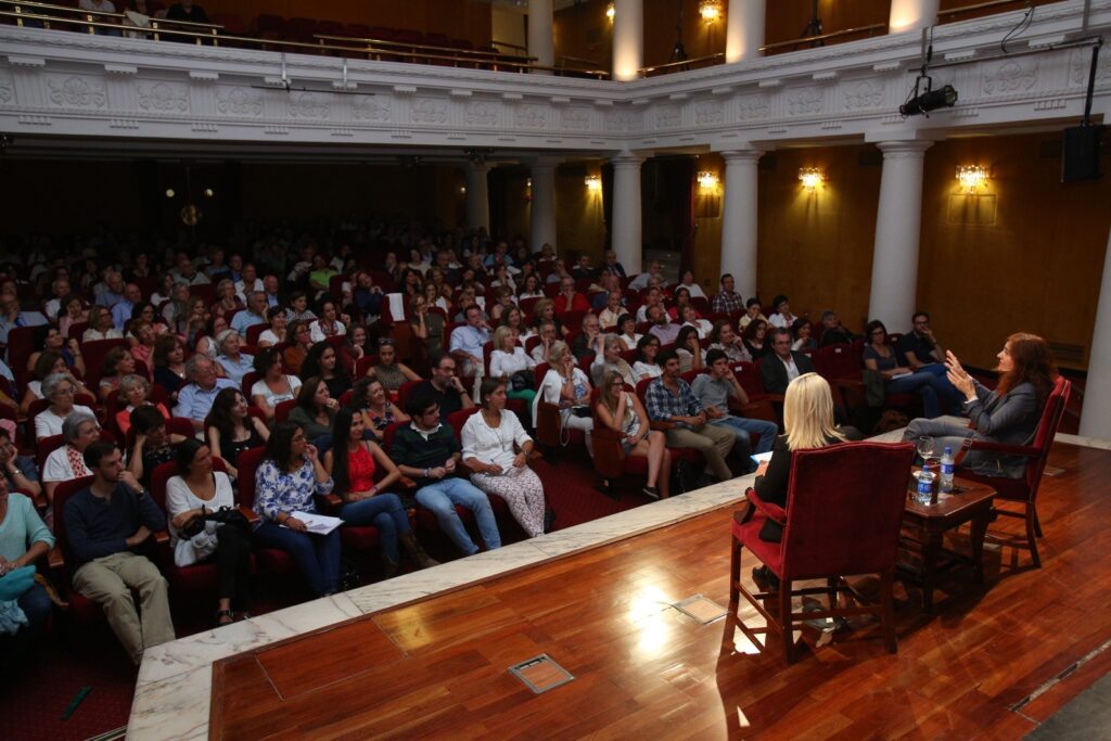 Más de 200 personas disfrutan de la conferencia de Elvira Lindo en la Fundación Cajasol