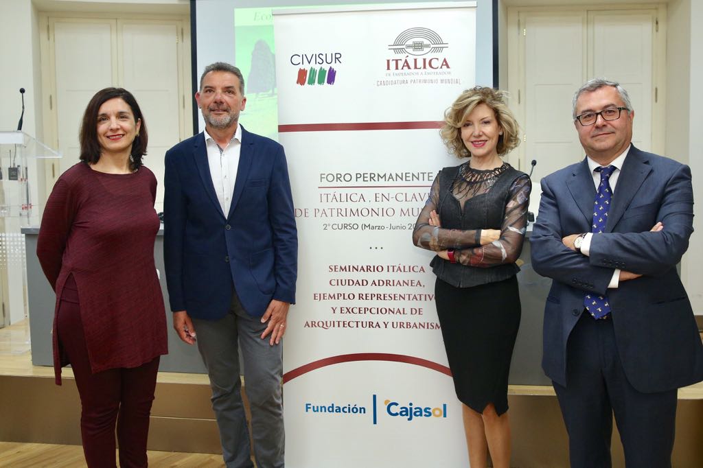 Mercedes Camacho, junto a Fabrizio Pesando antes de su conferencia en la Fundación Cajasol