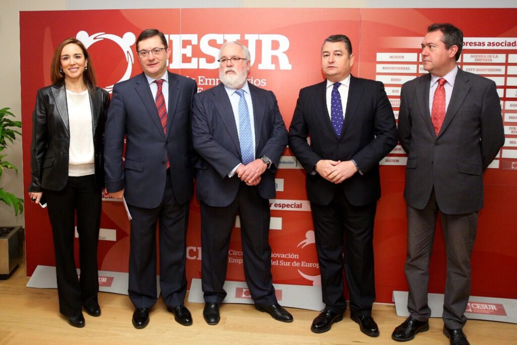 Presente y futuro del sector energético, a debate en la Fundación Cajasol con Miguel Arias Cañete