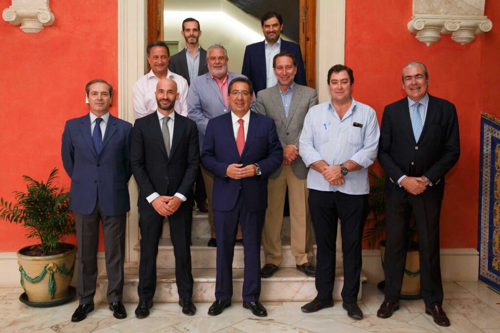 Antonio Pulido, presidente de la Fundación Cajasol, y Álvaro Guillén, presidente de Lándaluz, junto al resto de miembros del consejo asesor de Lándaluz
